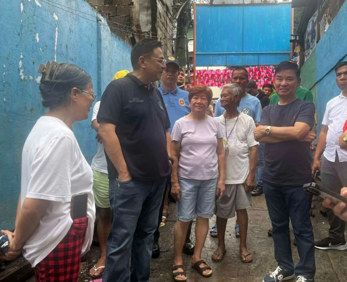 Muntinlupa Mayor Ruffy Biazon and Rep. Jaime Fresnedi in Barangay Buli (Photo from the Muntinlupa City government)  