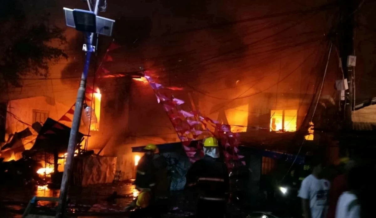 The fire in Barangay Buli, Muntinlupa on Aug. 16 (Photo from Aksyon Garantisado - Alagang Gutierrez on Facebook) 

