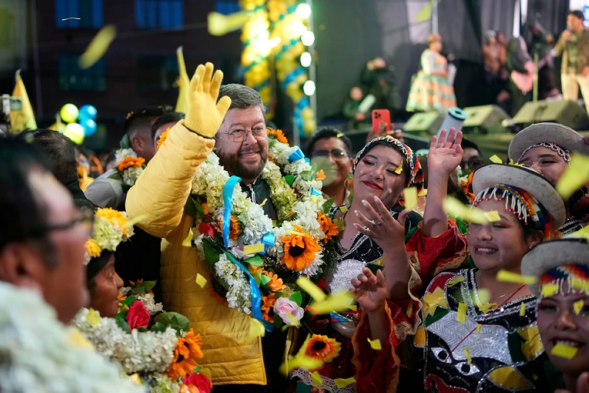 Presidential candidate Samuel Doria Medina waves during a closing campaign rally in El Alto, Bolivia, Wednesday, Aug. 13, 2025. (AP Photo/Juan Karita)