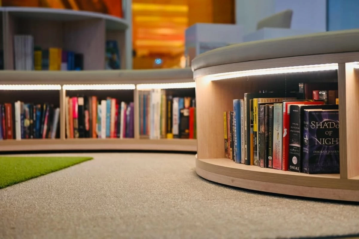 It features around 2,300 donated books and other reading materials