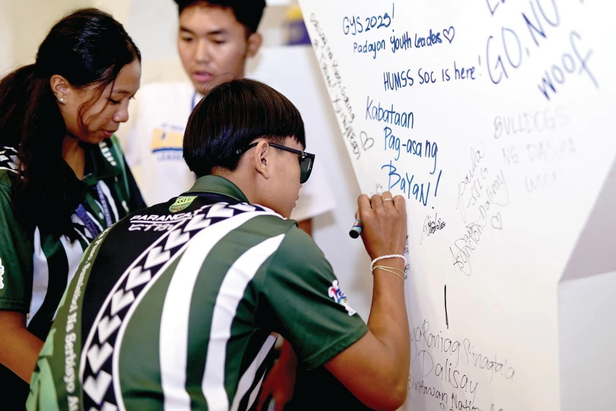 Youth write their personal pledges at GYS 2025, expressing their commitment to becoming catalysts for a more inclusive, sustainable future.