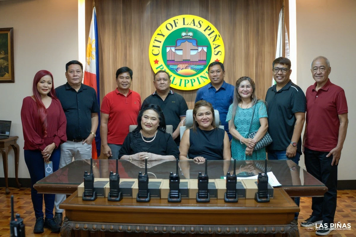 Mayor April Aguilar together with Vice Mayor Imelda Aguilar during the turnover of 100 handheld radios (Photo from Las Pinas PIO)