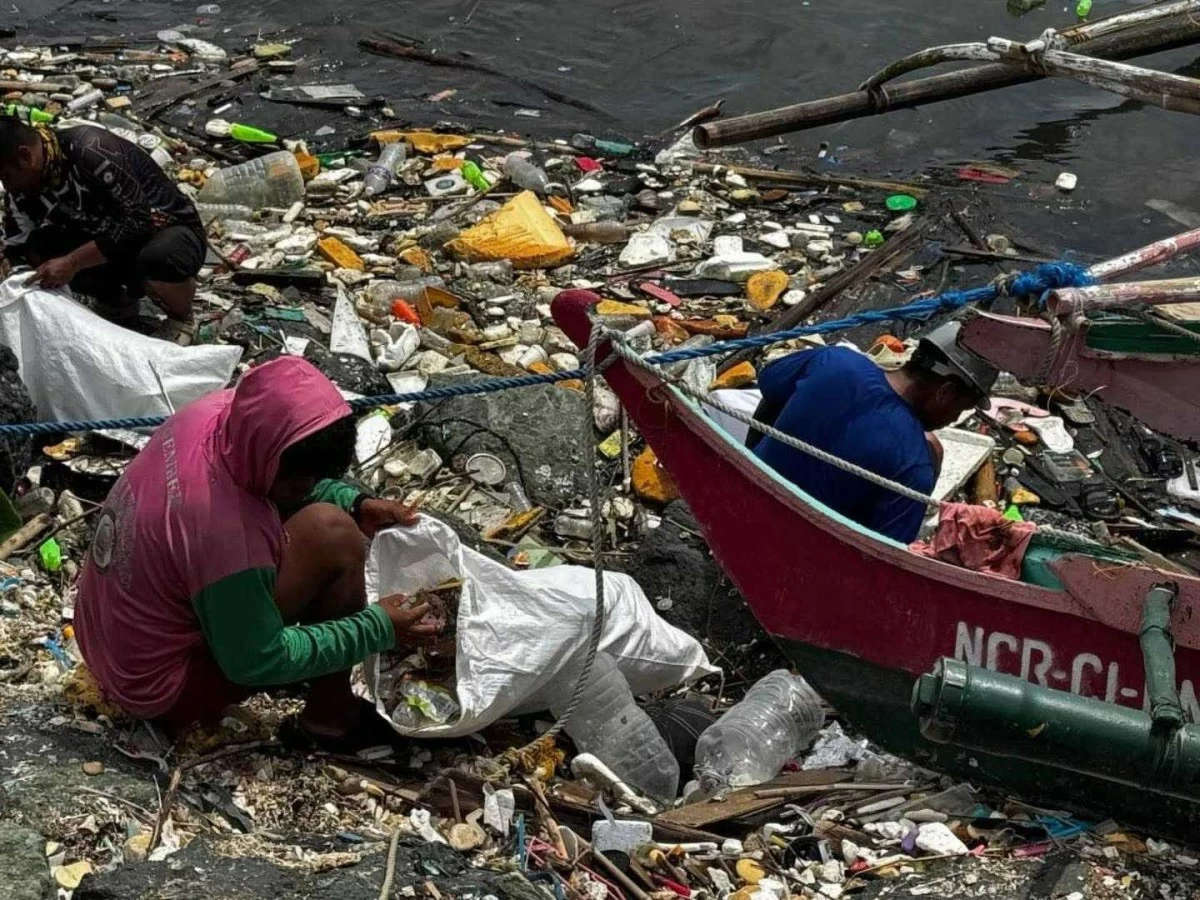 Personnel from Pasay City collects garbage at Manila Bay shore (Photo from Pasay PIO)
