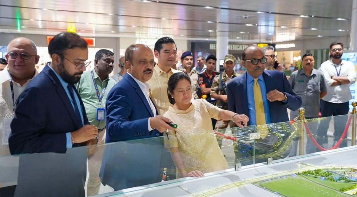 The First Lady at the Indira Gandhi International Airport, with her GMR Group hosts.