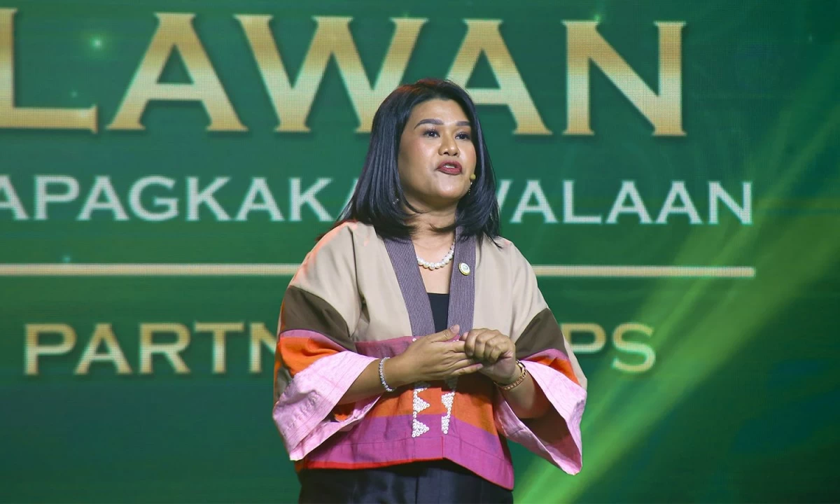 Vice chairman and chief financial officer Lilian Castro-Selda honors Palawan Group’s international partners for bridging distances and bringing families closer.