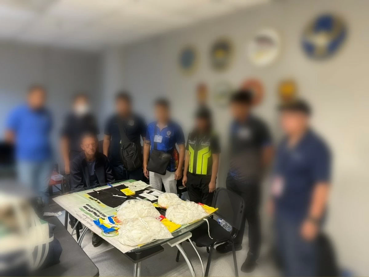 Government anti-narcotics agents present the P47.6 million worth of shabu seized following the arrest of a South African at the NAIA in Pasay City. (photo: PDEG)