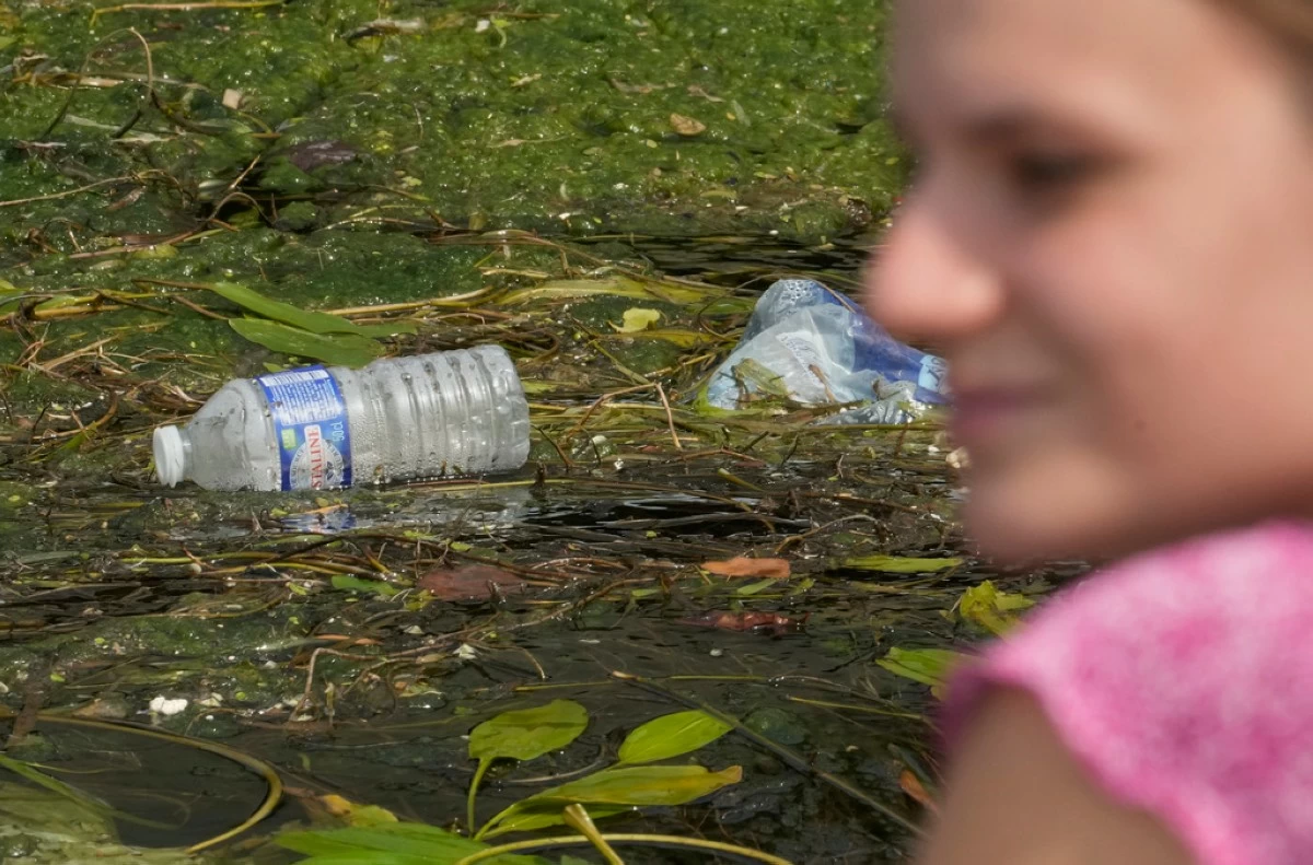 Dumped plastic garbages on the Seine river near Eiffel Tower in Paris, France, Wednesday, Aug. 6, 2025. (AP Photo/Michel Euler)