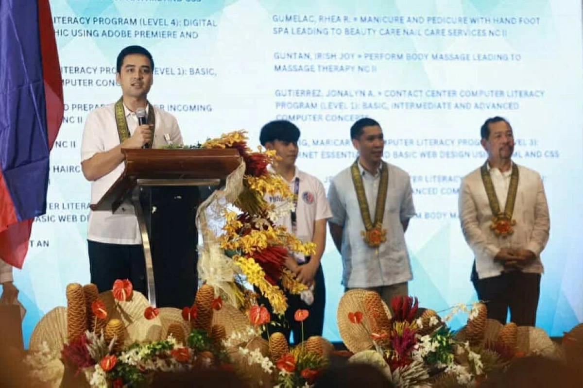 Pasig City Mayor Vico Sotto together with city officials at the Certification Day of 2,746 graduates under the Pasig City Skills Development Office. (Photos from Pasig PIO)