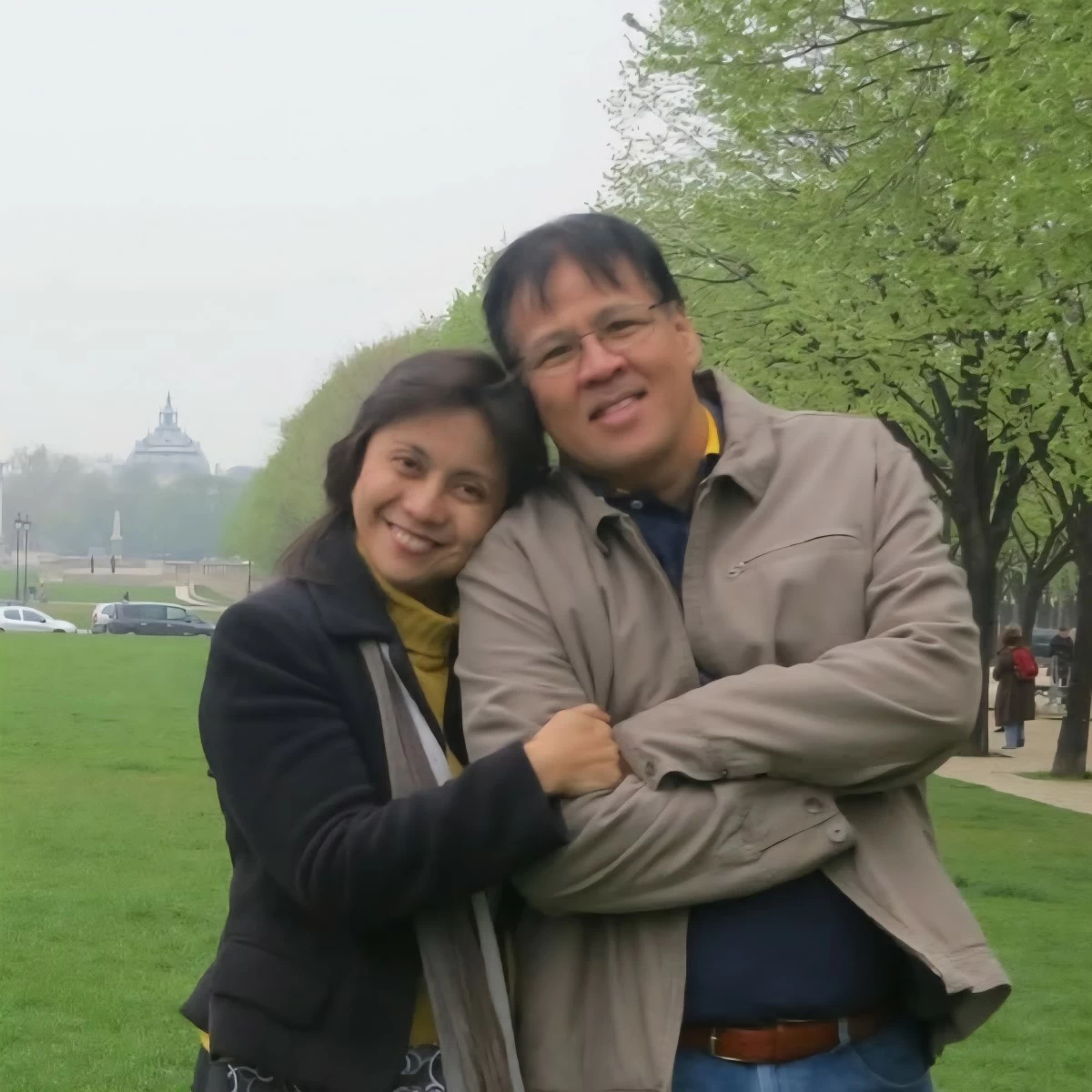 Naga City Mayor Leni Robredo (left), late DILG secretary Jesse Robredo (Facebook)