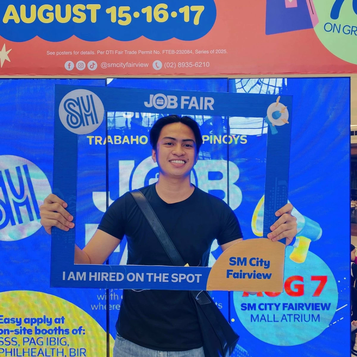 On-the-Spot Interviews – Applicants take part in initial interviews during the SM Group’s Biggest Job Fair of the Year, making the job search faster and more accessible.