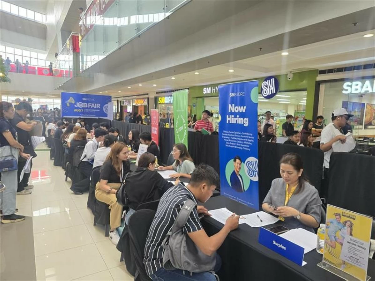 On-the-Spot Interviews – Applicants take part in initial interviews during the SM Group’s Biggest Job Fair of the Year, making the job search faster and more accessible.