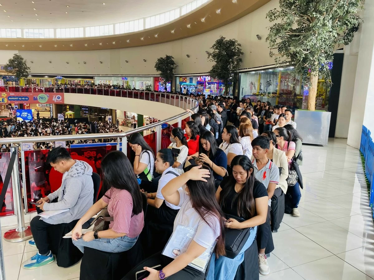 Nearly 2,000 job seekers had already lined up by midday—each one carrying the hope of bringing home life-changing news to their families.