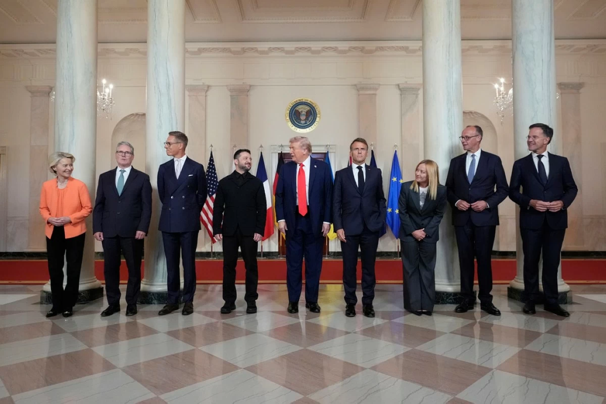 European Commission President Ursula von der Leyen, from left, British Prime Minister Keir Starmer, Finland's President Alexander Stubb, Ukrainian President Volodymyr Zelenskyy, President Donald Trump, France's President Emmanuel Macron, Italy's Prime Minister Giorgia Meloni, Germany's Chancellor Friedrich Merz and NATO Secretary General Mark Rutte stand before a group photo in the Grand Foyer of the White House, Monday, Aug. 18, 2025, in Washington. (AP Photo/Alex Brandon)