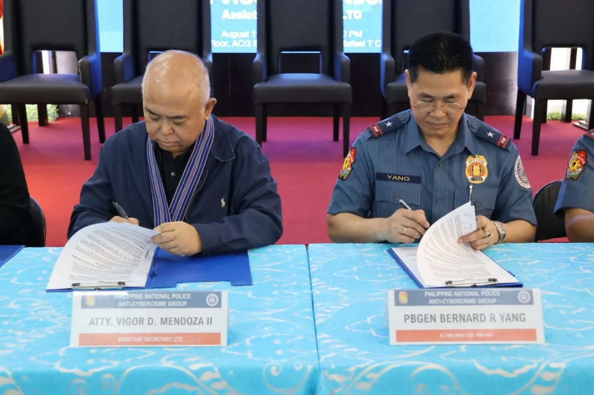 LTO chief Asst. Sec. Vigor D. Mendoza II and PNP-ACG diretor Brig. Gen. Bernard R. Yang sign the agreement that strengthens the cooperation between the two agencies in running after online fixers, scammers and other cybercriminals taking advantage of land transportation-related transactions. (photo: ACG) 