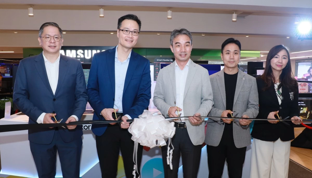 PC Express VP for Sales and Marketing Jesse Tan, PC Express President and CEO Oliver Ng, Samsung Electronics Philippines (SEPCO) President Min Su Chu, SEPCO Display Business Director Ben Kim, and SEPCO Head of Display Solutions Jasmel Lacosta.