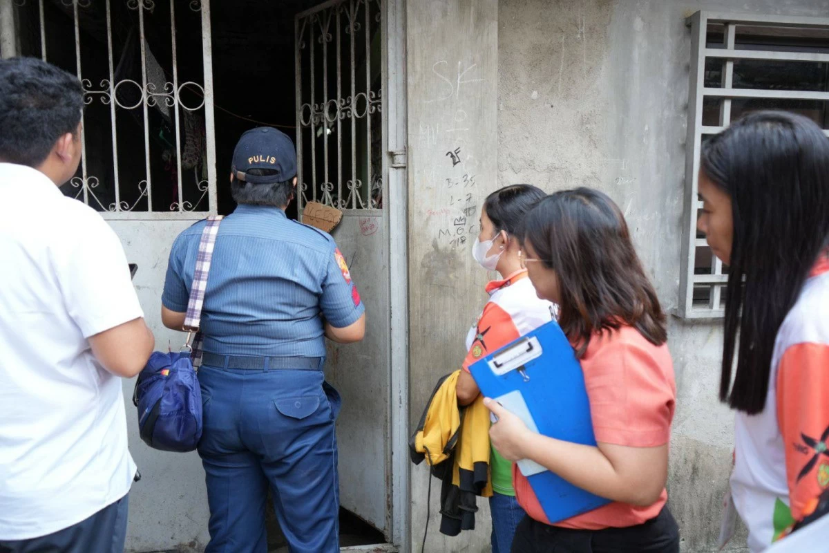 Personnel from the CSWD, barangay officials, and CCPS-WCPD visited the suspect’s house as part of the investigation. (Photo from Caloocan City Government)