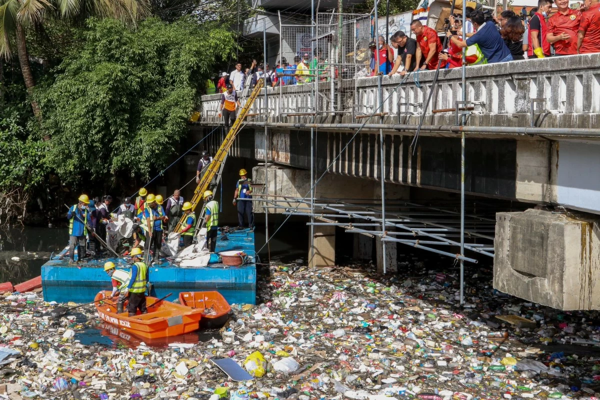 San Juan City Mayor Francis Zamora and Metropolitan Manila Development Authority Chairman Atty. Don Artes oversee the conduct of the Bayanihan sa Estero program on Wednesday, August 20, 2025, at Lambingan Bridge, Aurora Boulevard, San Juan City. San Juan River is 9.8 kilometers long, but the portion under San Juan City is only two kilometers. (Photo by Santi San Juan)