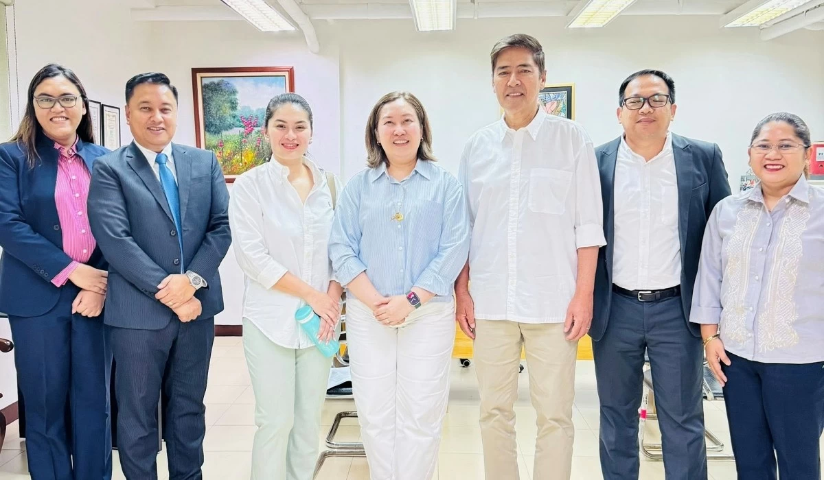 Vic Sotto and Pauleen Luna-Sotto with Enrique Dela Cruz, Joshy Aguilar,  Muntinlupa City Chief Prosecutor Aileen Marie Gutierrez, and Senior Assistant City Posecutor Joseph Belleza (Photo from Enrique Dela Cruz's Facebook account) 
