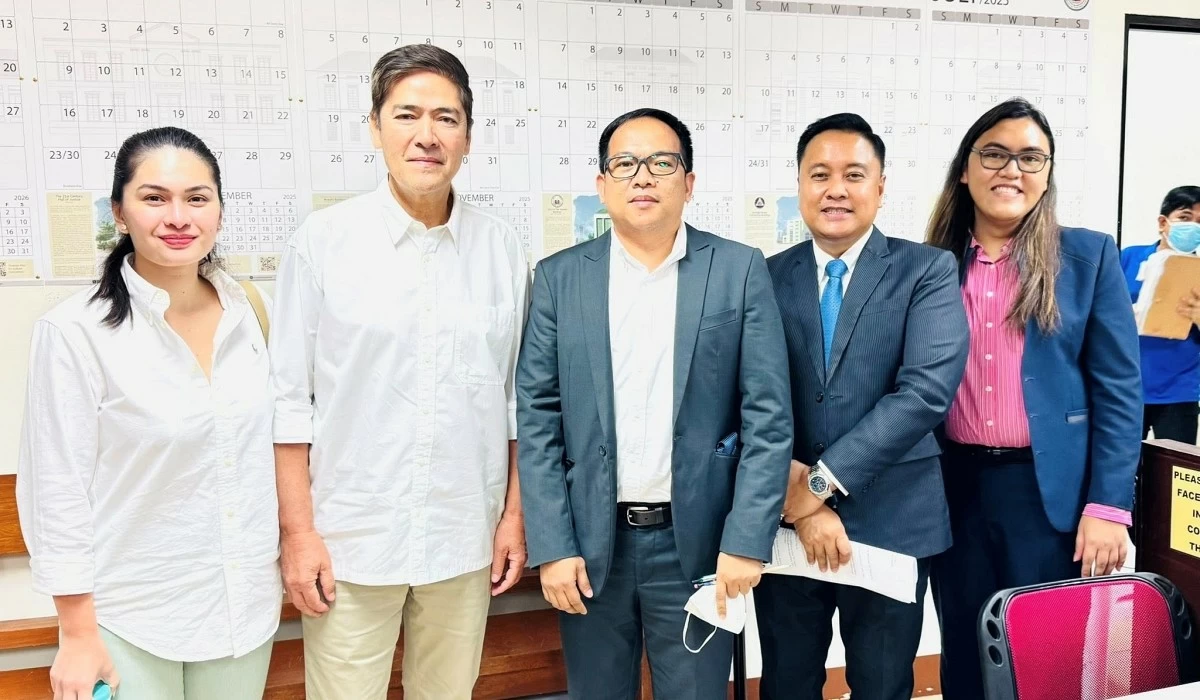 Vic Sotto and Pauleen Luna-Sotto with lawyers Enrique Dela Cruz and Joshy Aguilar (Photo from Enrique Dela Cruz's Facebook account) 
