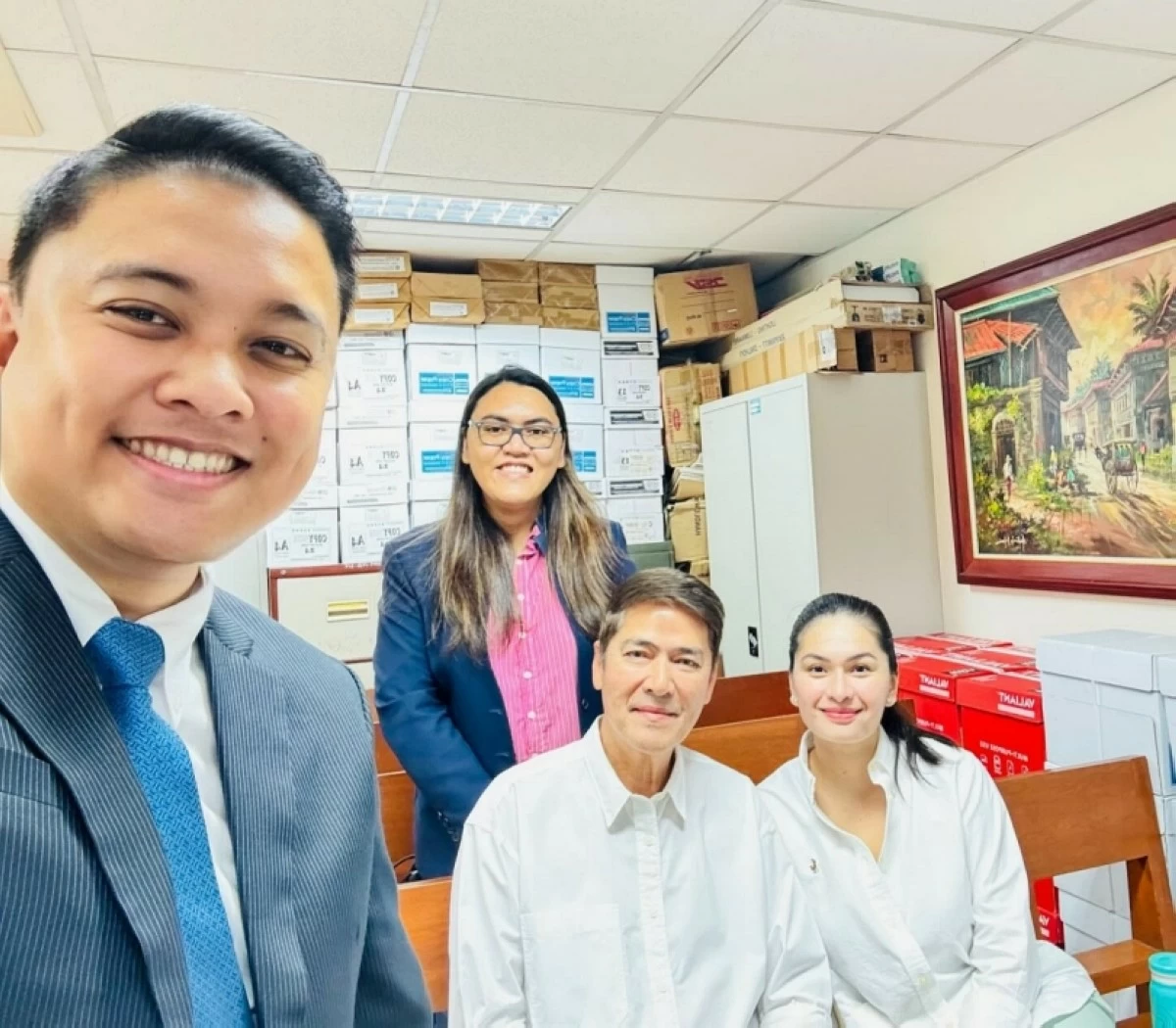 Lawyer Enrique Dela Cruz with Vic Sotto, Pauleen Luna-Sotto and lawyer Joshy Aguilar (Photo from Enrique Dela Cruz's Facebook account) 
