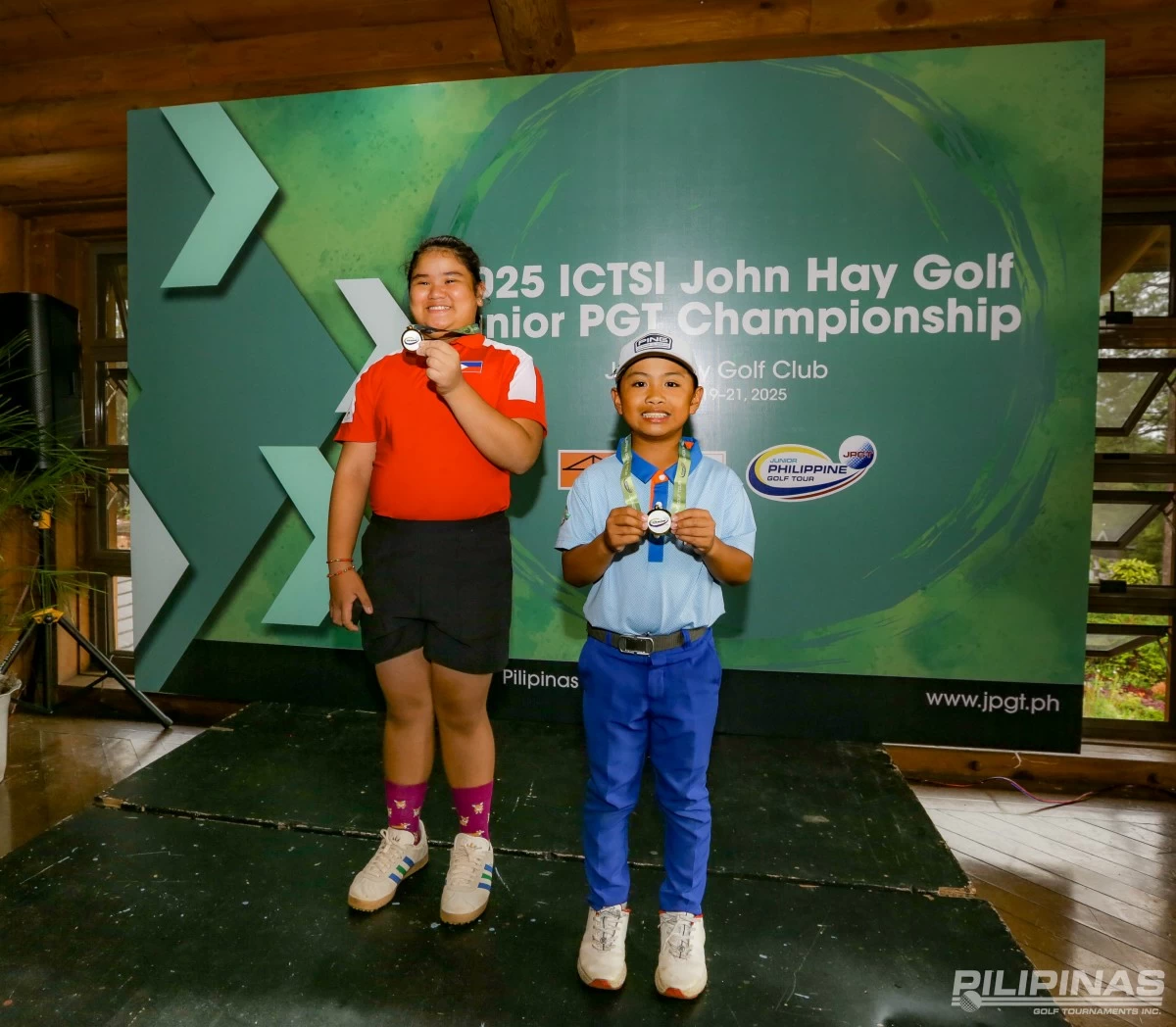 Ronee Dungca, left, and Zoji Edoc display their medals. (PGT)
