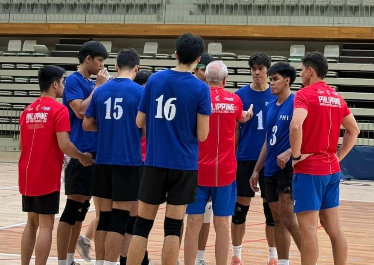 Members of the Alas Pilipinas Men huddle around Italian head coach Angiolino Frigoni in training camp at the Santo Tirso Sports Facility in Portugal. (PNVF Communication Photo)