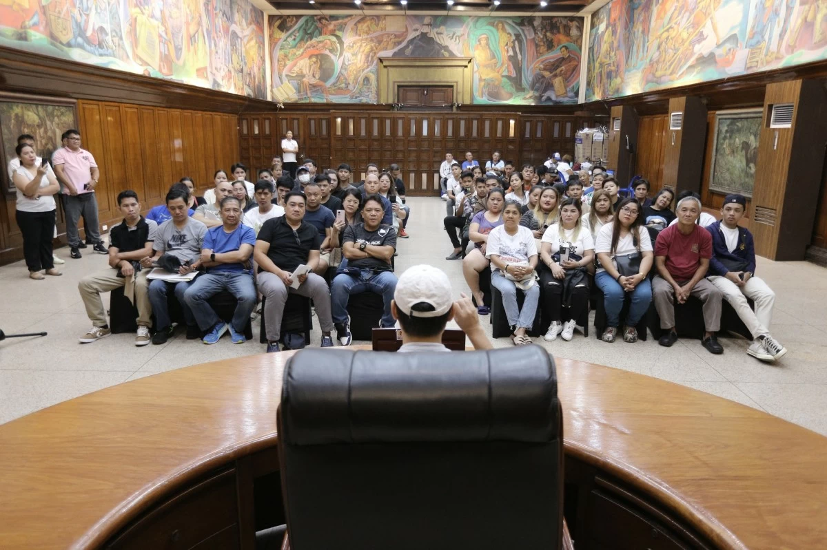 Mayor Isko meets vendors of U-belt in Sampaloc (Courtesy of Manila Public Information Office)