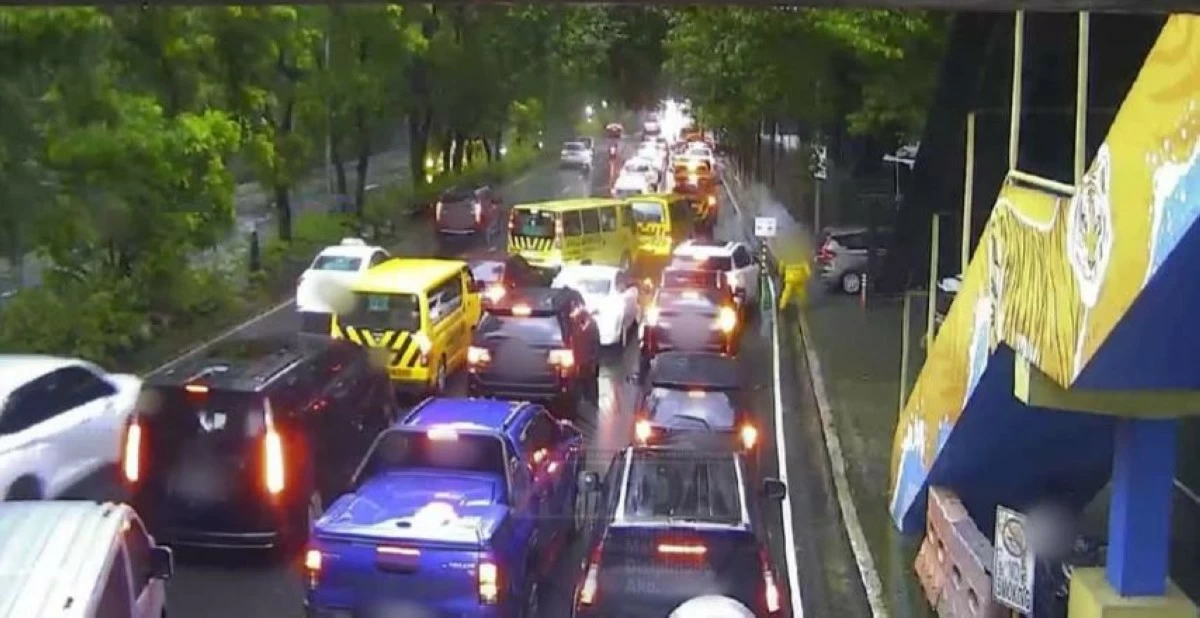 Heavy traffic build-up is observed anew near La Salle Green Hills portion of Ortigas Avenue in San Juan-- a usual morning and afternoon scene during the drop-off and pick-up of students. The La Salle Green Hills said it is has been implementing measures to ease traffic congestion in the area. (photo: MMDA)