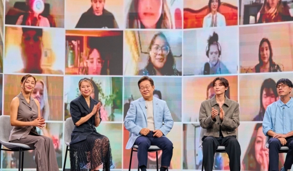 South Korea’s President Lee Jae-myung (center) with (from left) TWICE's Jihyo, Maggie Kang, R.Tee and Kim Young-dae (Photo from the website of Korea's Office of the President) 