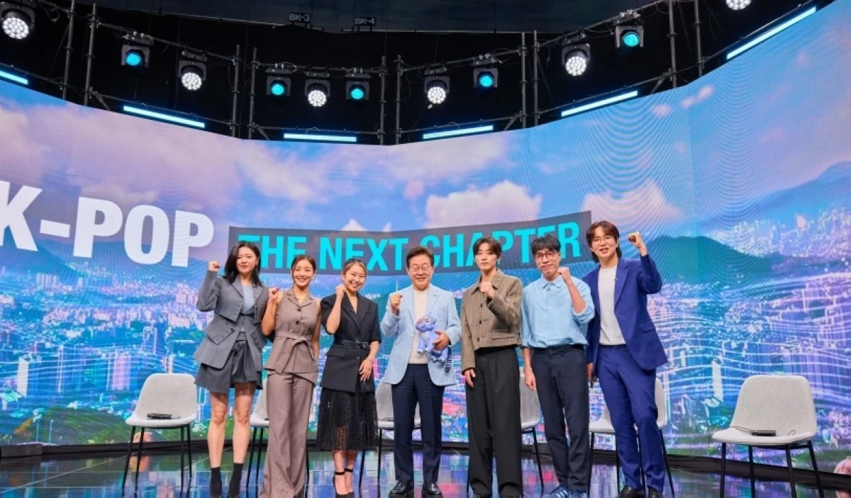 South Korea’s President Lee Jae-myung (center) with (from left) TWICE members Jeongyeon and Jihyo, Maggie Kang, R.Tee, Kim Young-dae and Jang Sung-kyu (Photo from the website of Korea's Office of the President) 