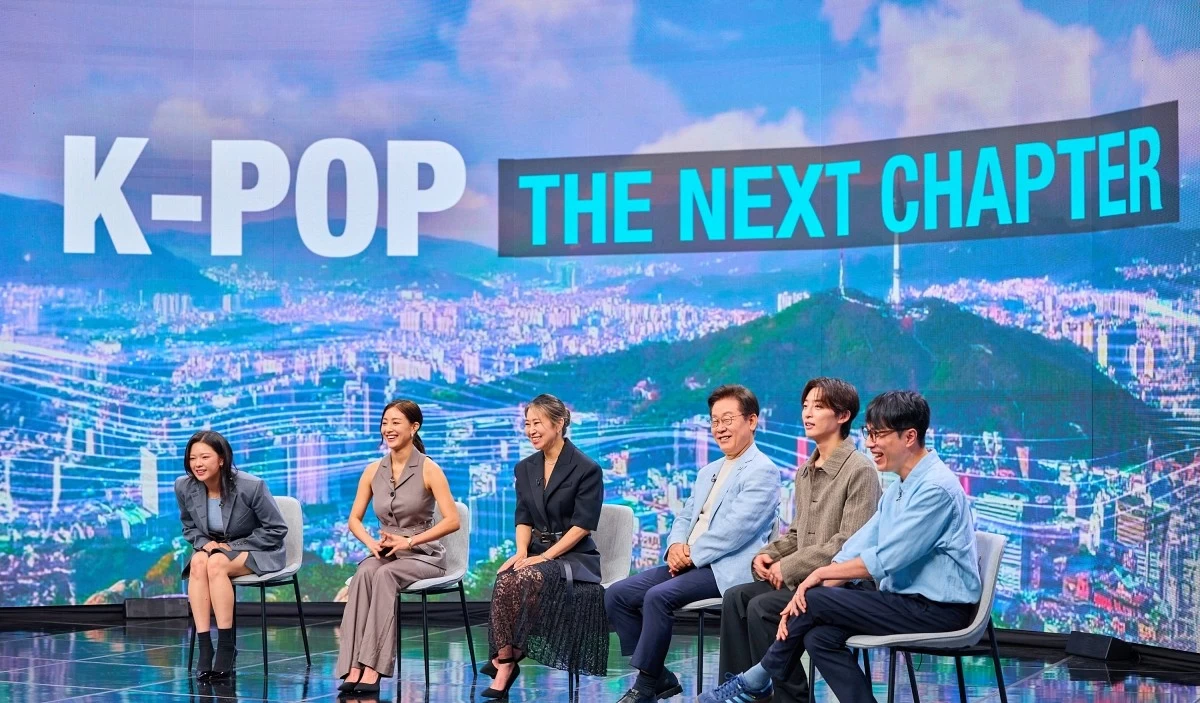 South Korea’s President Lee Jae-myung (center) with (from left) TWICE members Jeongyeon and Jihyo, Maggie Kang, R.Tee and Kim Young-dae (Photo from the website of Korea's Office of the President) 