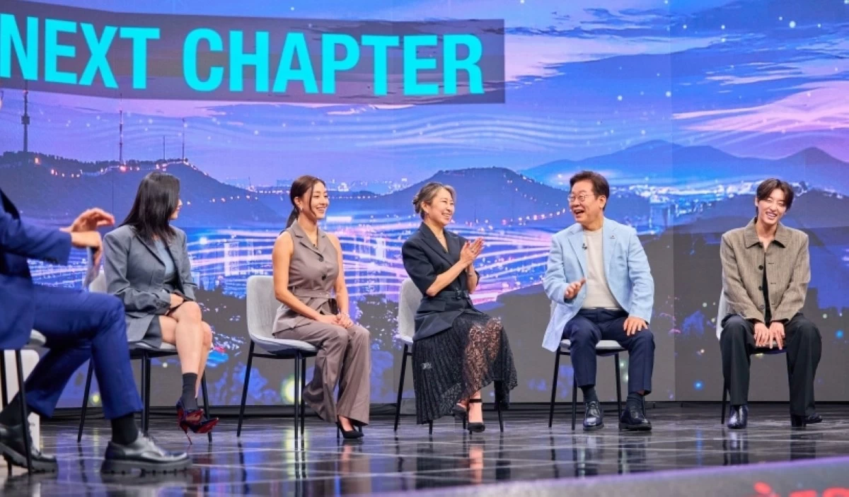 South Korea’s President Lee Jae-myung (second from right) with (from left) TWICE members Jeongyeon and Jihyo, Maggie Kang, and R.Tee (Photo from the website of Korea's Office of the President) 