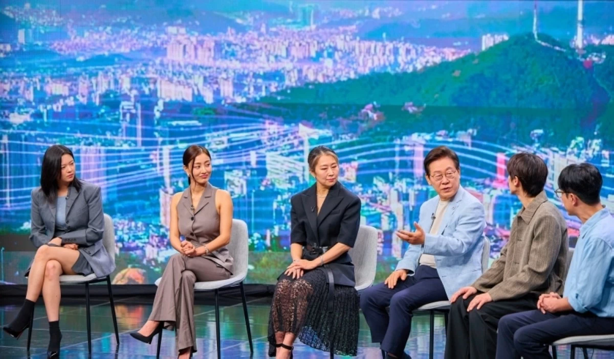 South Korea’s President Lee Jae-myung (center) with (from left) TWICE members Jeongyeon and Jihyo, Maggie Kang, R.Tee and Kim Young-dae (Photo from the website of Korea's Office of the President) 