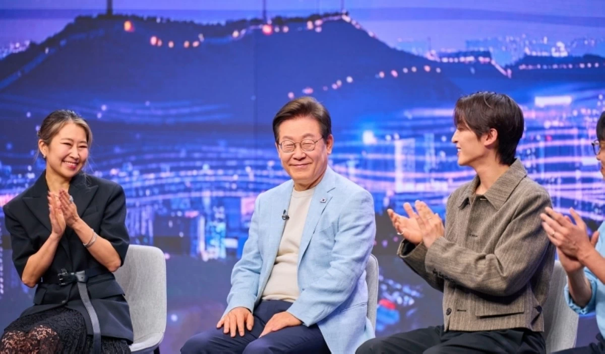 South Korea’s President Lee Jae-myung (center) with Maggie Kang and R. Tee(Photo from the website of Korea's Office of the President) 