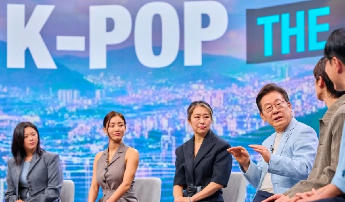 South Korea’s President Lee Jae-myung (center) with (from left) TWICE members Jeongyeon and Jihyo, Maggie Kang, R.Tee and Kim Young-dae (Photo from the website of Korea's Office of the President) 