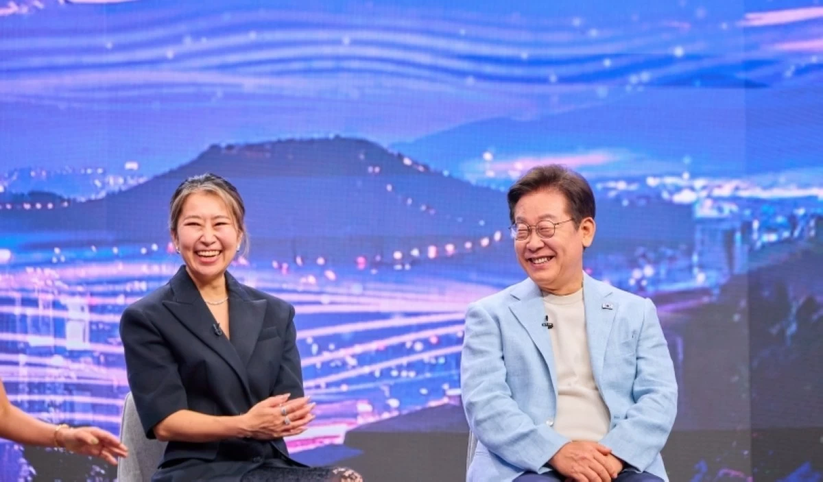 South Korea’s President Lee Jae-myung (right) with Maggie Kang (Photo from the website of Korea's Office of the President) 