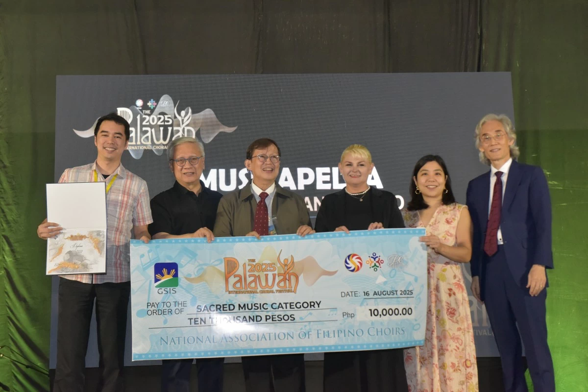 (From left) Tristan Ignacio, Conductor of Imusicapella, Dr. Joel Navarro, and jurors Dr. Ed Manguiat, Prof. Viktoriya Vakulishyna, Dr. Beverly Cheng, and Maestro Jae Jooj Lee

  