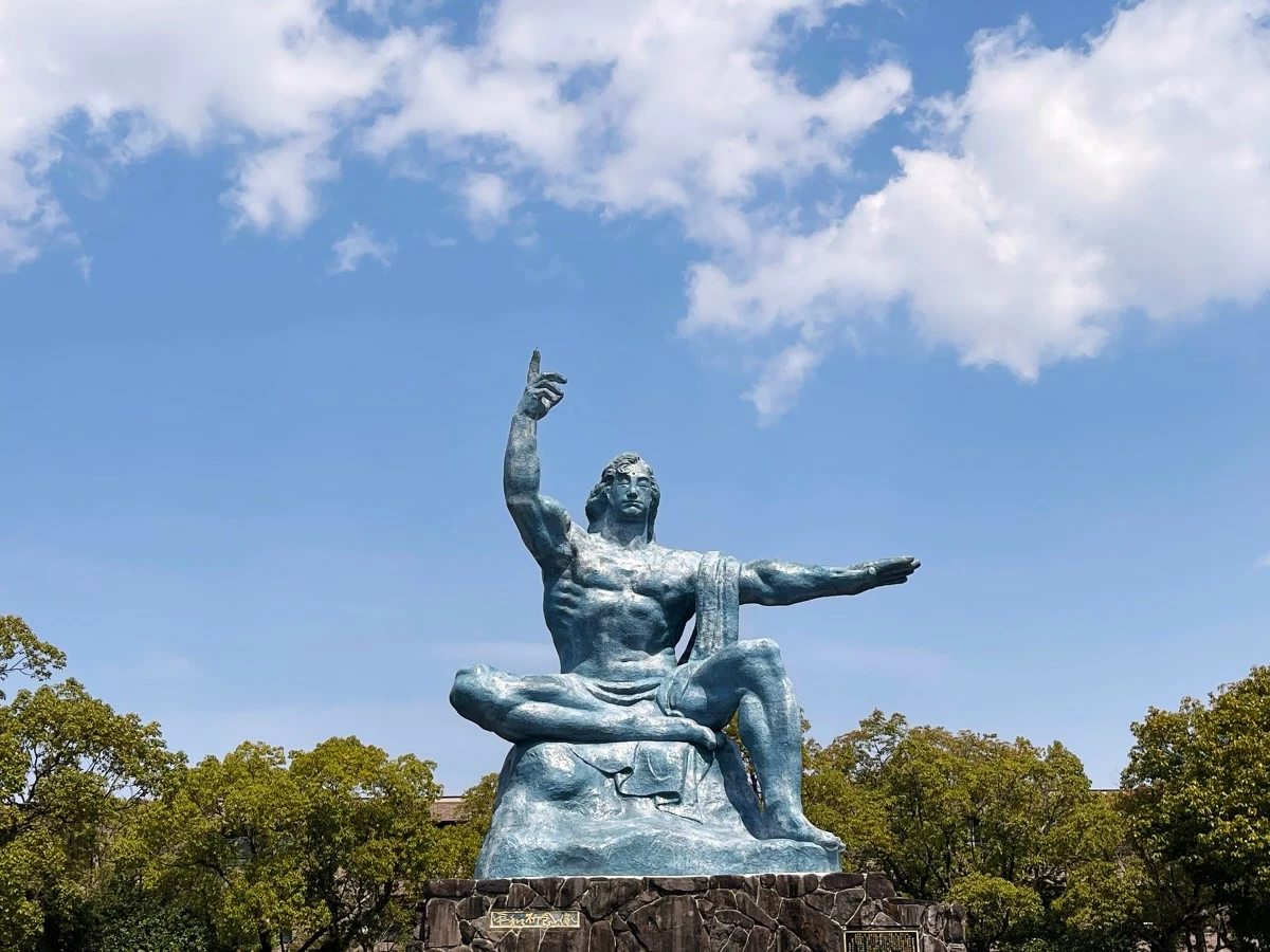 PEACE, NOT WAR The Peace Statue is a 9.7-meter-tall bronze statue that dominates the Peace Park.
