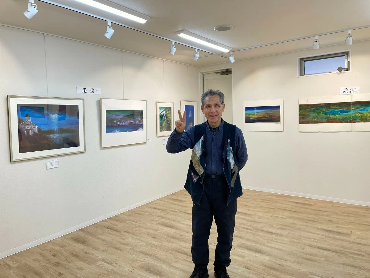 LIFE ON CANVAS You can visit this artist at his gallery by the Kazagashira Park gate.