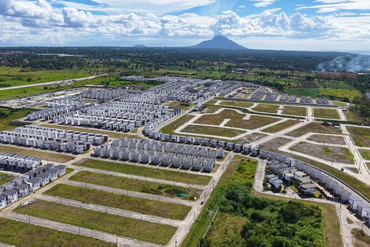 The Villages at LIMA Estate — Aboitiz Land’s 46-hectare residential development in Lipa-Malvar, Batangas and a highly commended CBD development, offers houses and lots from 53 sqm to 150 sqm. Property values here have risen by 157%, reflecting its strong investment potential within the thriving LIMA Estate.