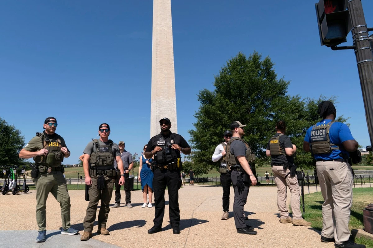Homeland Security Investigations (HSI) agents patrol the National Mall, Saturday, Aug. 23, 2025, in Washington. (AP Photo/Jose Luis Magana)