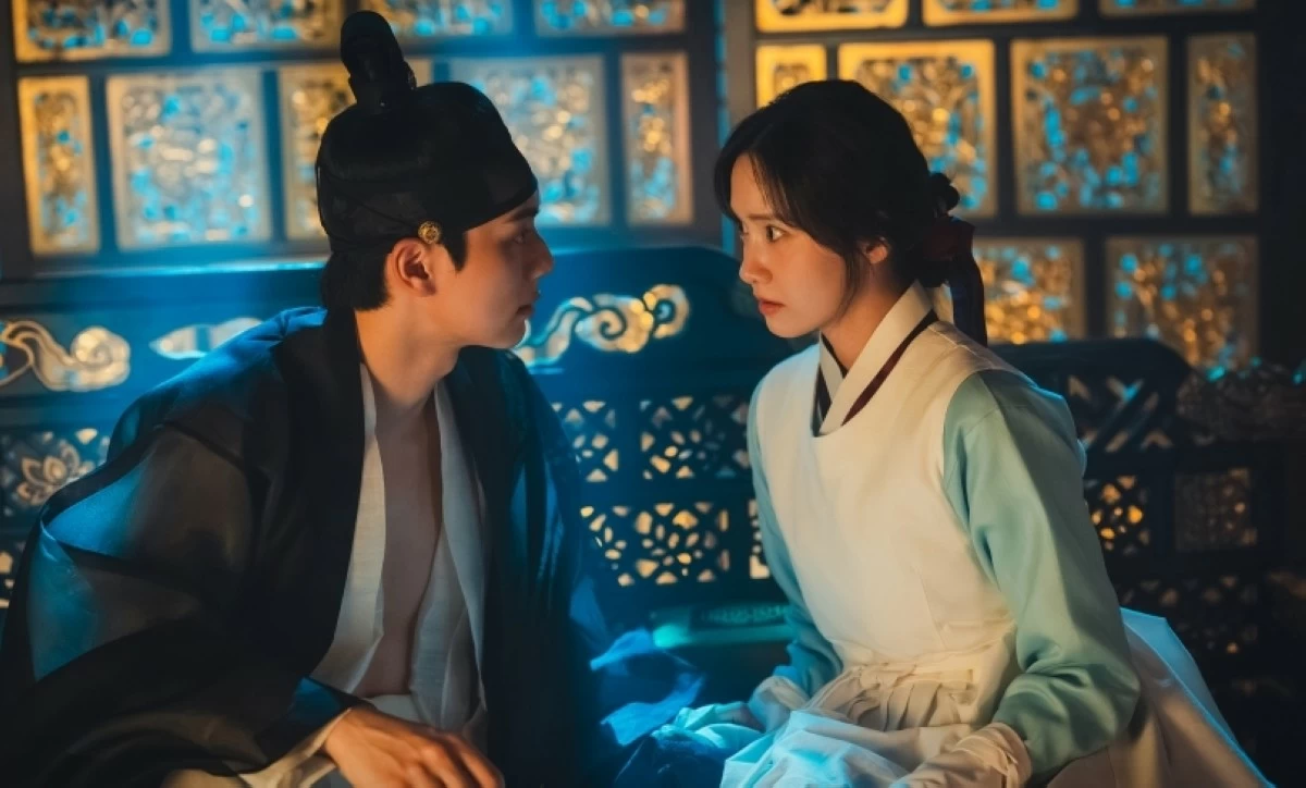 Lee Chae-min and Yoona in “Bon Appétit, Your Majesty” (tvN)