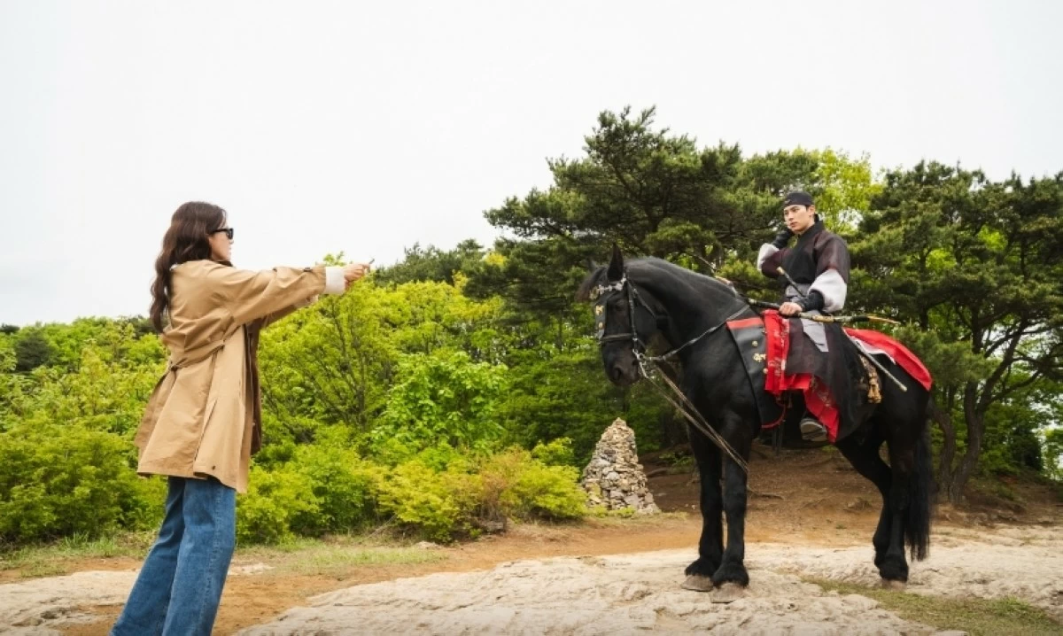 Lee Chae-min and Yoona in “Bon Appétit, Your Majesty” (tvN)