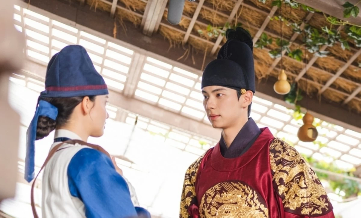 Lee Chae-min and Yoona in “Bon Appétit, Your Majesty” (tvN)