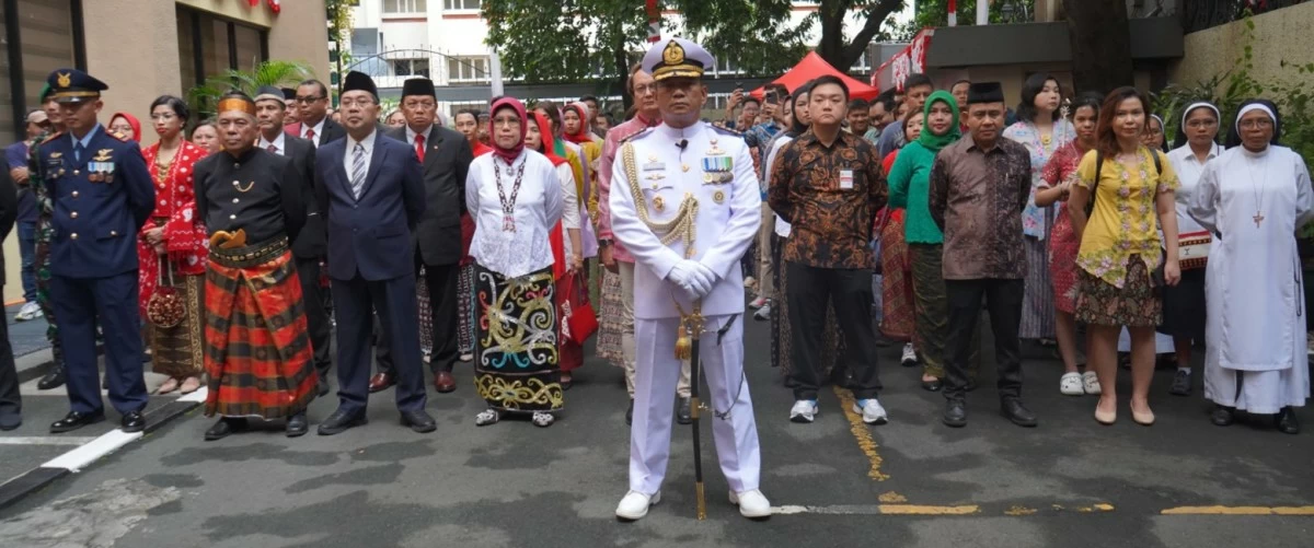 Indonesian community in the Philippines in their national costume

