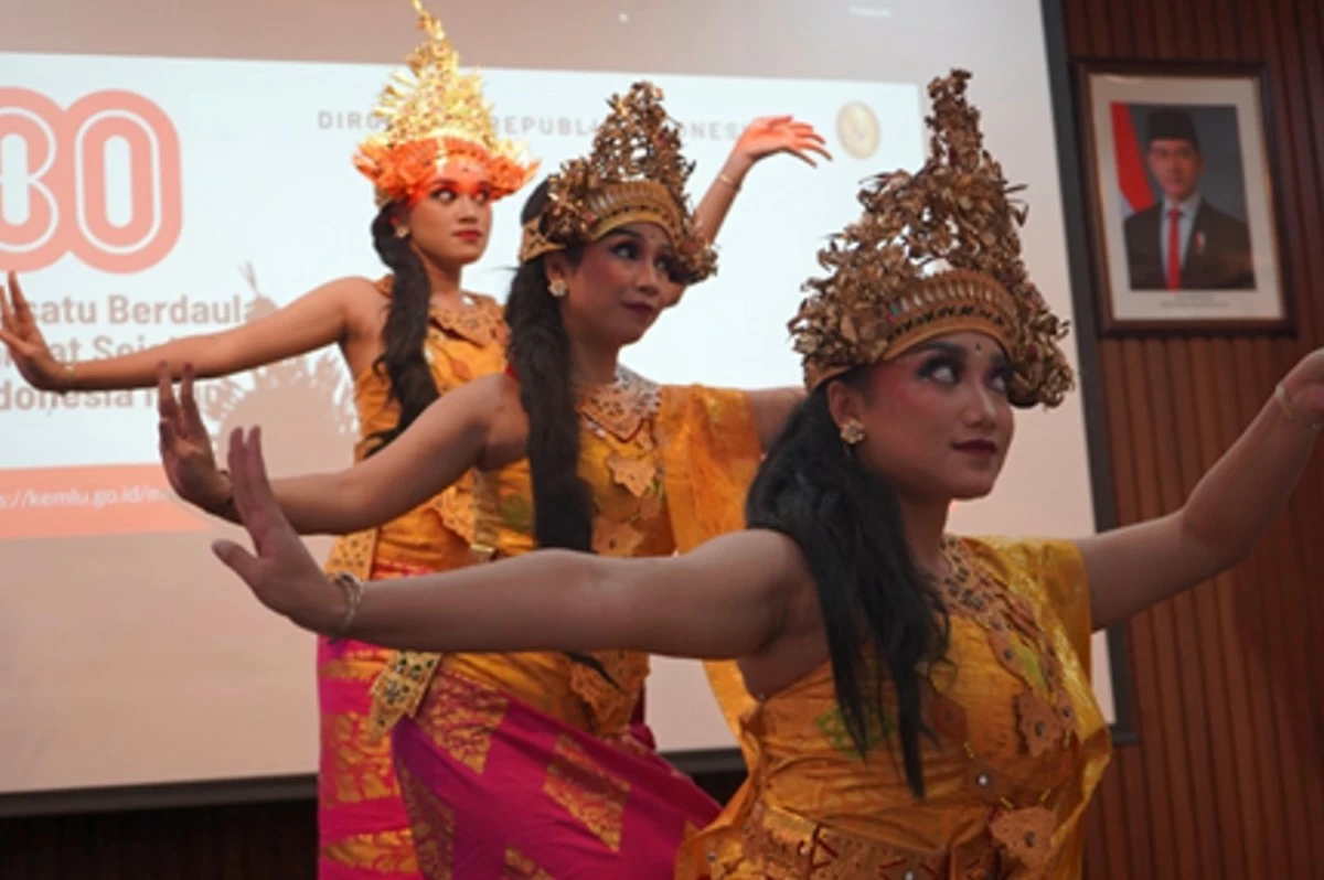 Puspanjali dance from Bali, performed by Universitas Negeri Surabaya students of dramatic arts, dance and music.