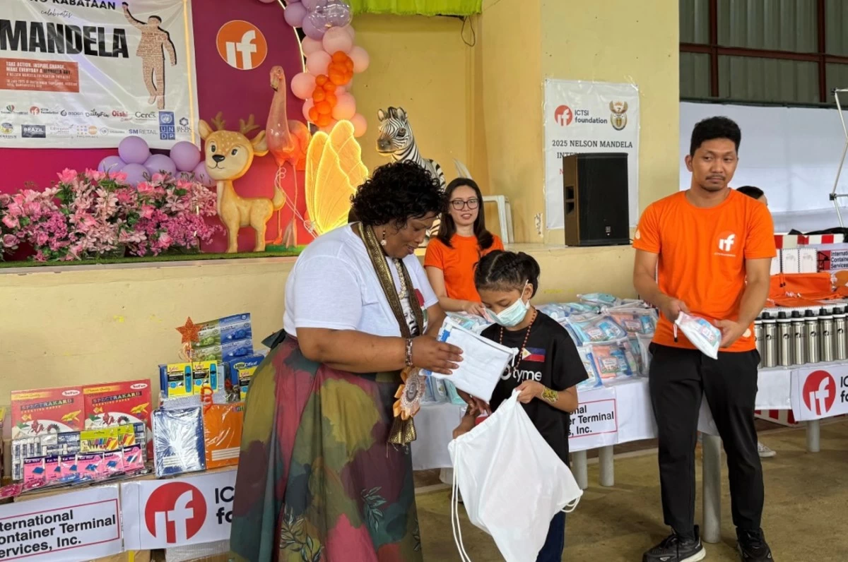 Ambassador Bartinah Ntombizodwa Radebe-Netshitenzhe handing donation to one of the beneficiaries of Nayon ng Kabataan