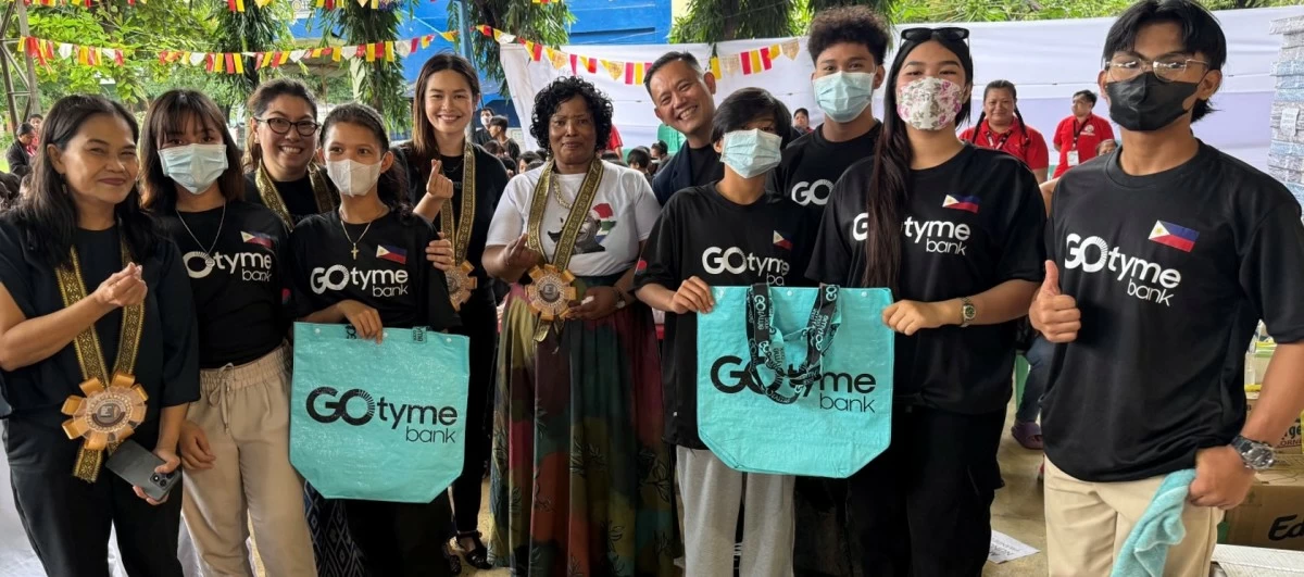 Ambassador BN Radebe-Netshitenzhe with the officials from GoTyme Bank (one of the Mandela Day partners) and beneficiaries of Nayon ng Kabataan