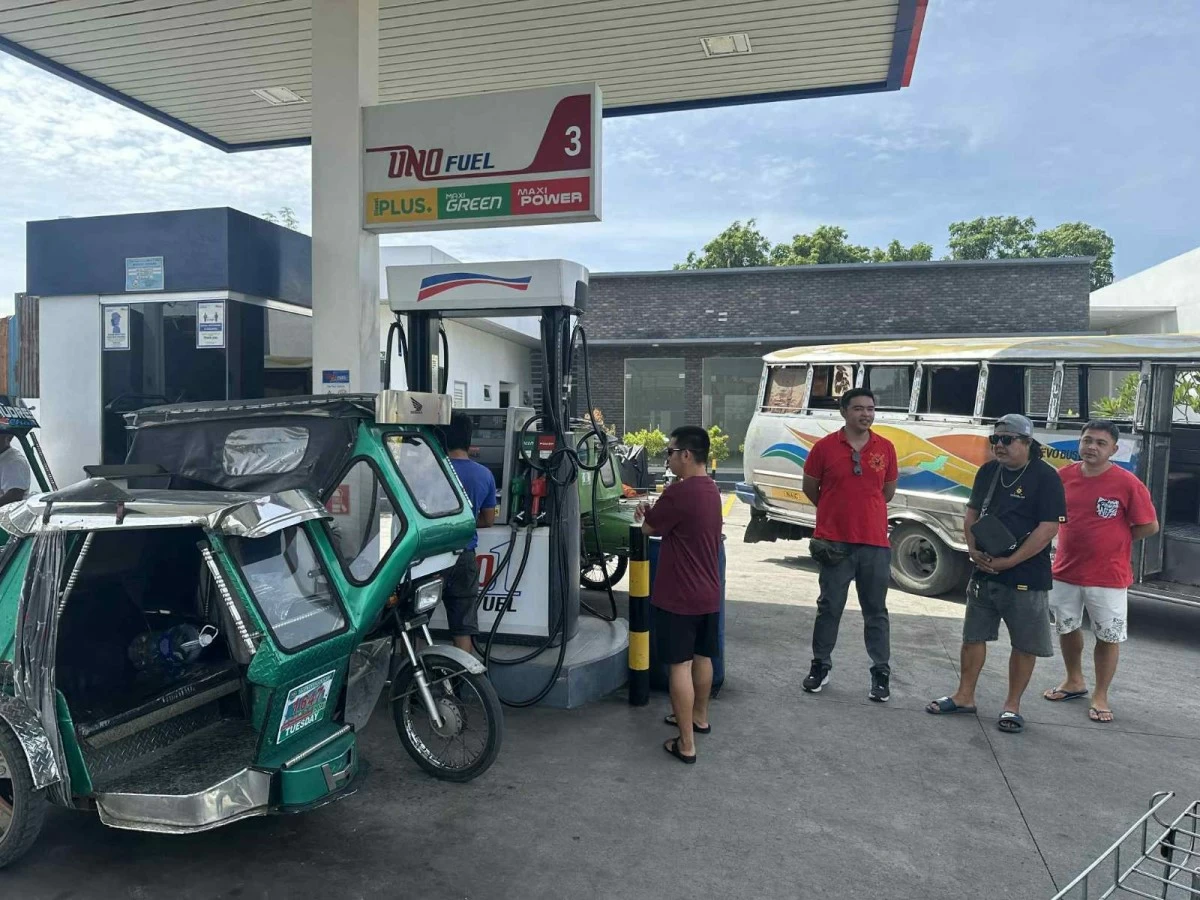 Tricycle drivers in Rosario, Cavite, were honored on National Heroes Day with free gasoline (Photo from Sid Samaniego/MANILA BULLETIN)