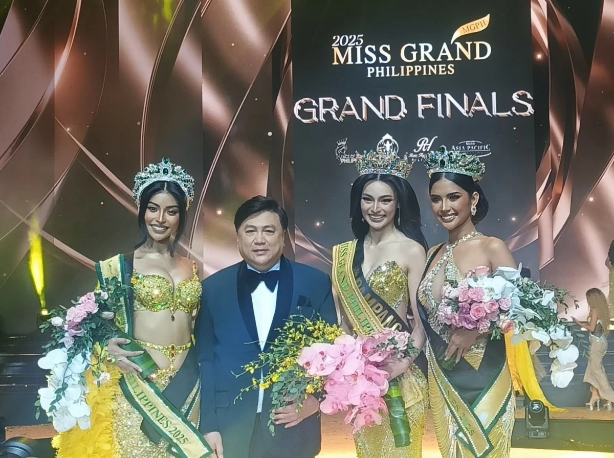 Miss Grand International Philippines 2025 Emma Mary Tiglao (second from right) and her court with Arnold Vegafria, president of ALV Pageant Circle.
